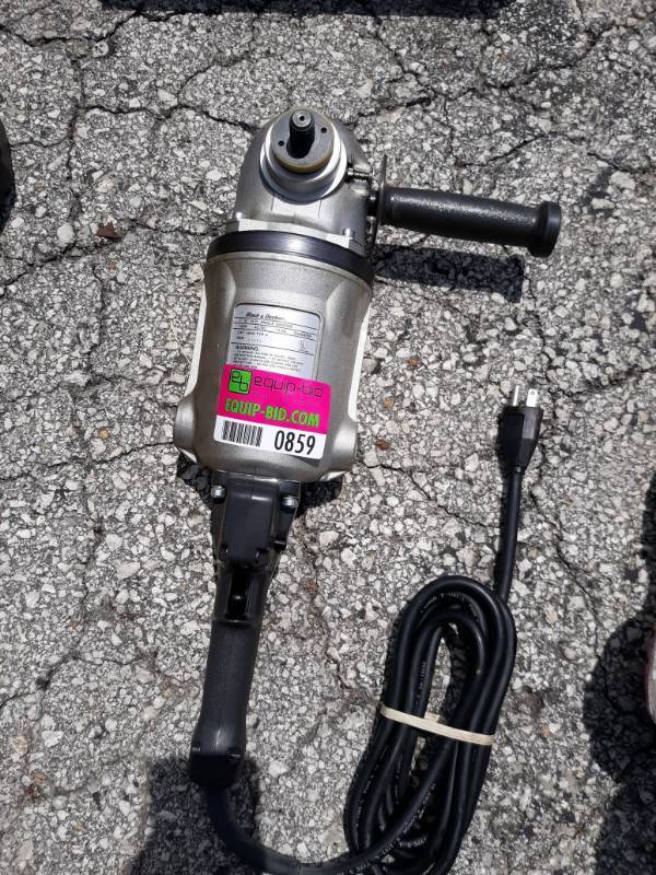 lot 859 image: Black & Decker 7 in  9 in Heavy Duty Angle Sander #4049 type 4