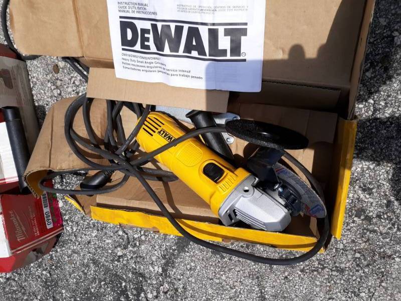 lot 861 image: Dewalt 4.5 in small Angle Grinder #DW818
