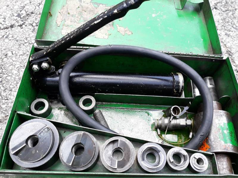 lot 863 image: Greenlee knockout Punch driver set # 7306