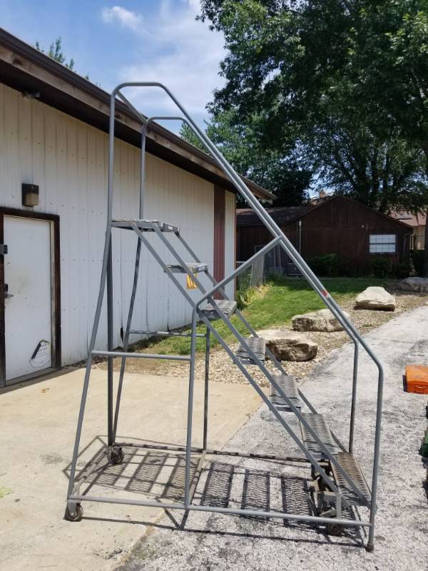 lot 880 image: Cotterman Ladder 350 lb Max Load