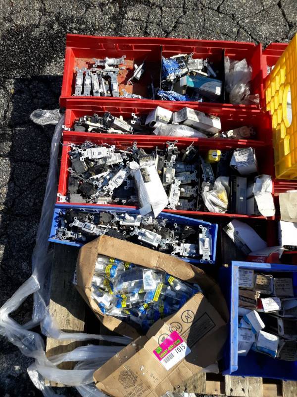 lot 1015 image: Assorted Switches