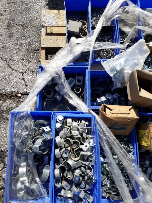 lot 1016 image: Assorted Retaining clips