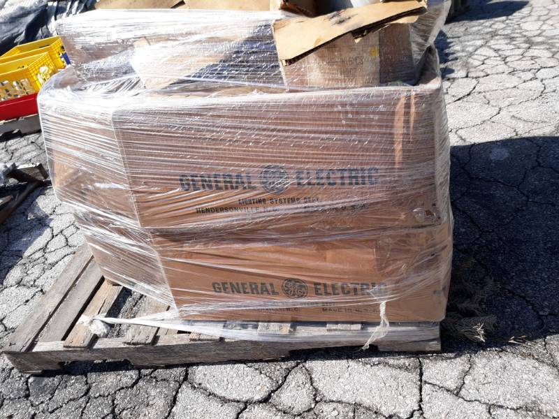 lot 1023 image: Pallet of GE Industrial Street Lights