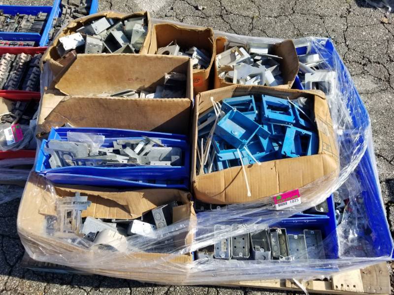 lot 1025 image: Pallet of Electrical Supplies