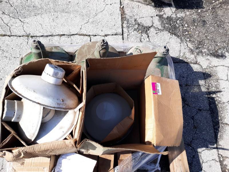 lot 1042 image: Flood lights & ballasts