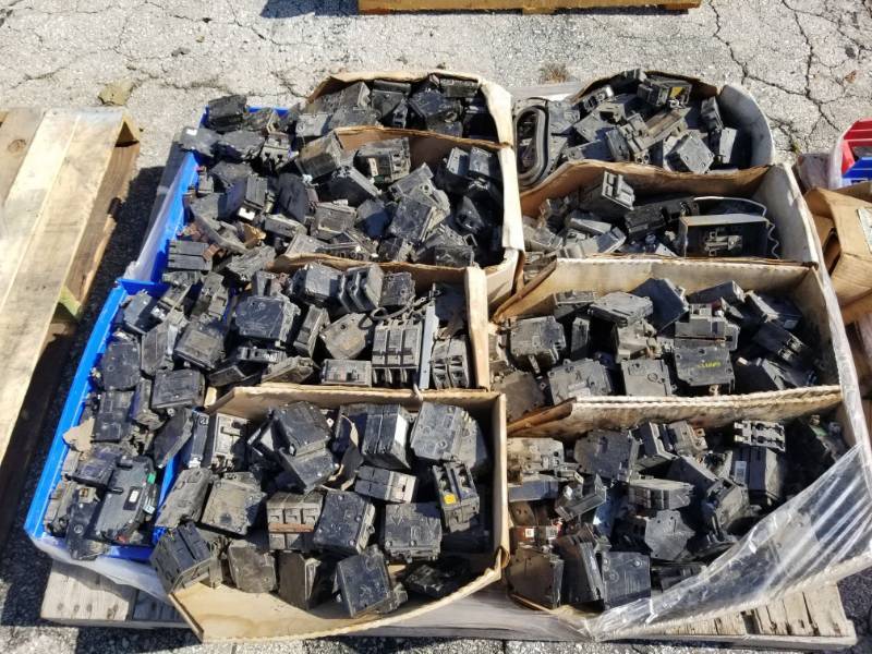 lot 1047 image: Pallet of Circuit Breakers