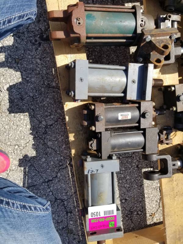 lot 1050 image: 5 Air Actuators
