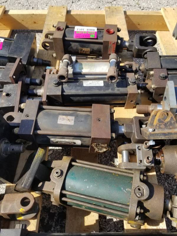 lot 1051 image: 6 Air Actuators Schrader Bellows
