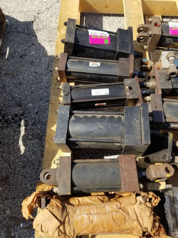 lot 1052 image: 6 Air Actuators Schrader Bellows