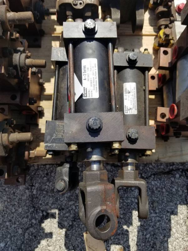 lot 1059 image: 3 Shrader Bellows Air Actuators FAC118421
