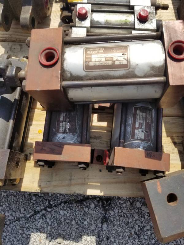 lot 1061 image: 3 Numatics Actuators