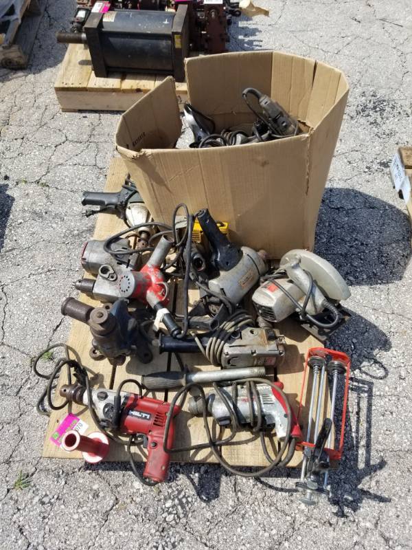 lot 1070 image: Various Electric Tools