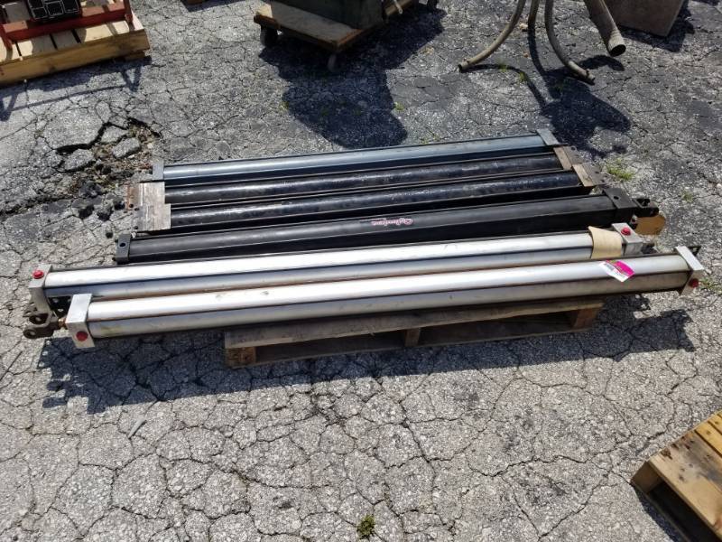 lot 1095 image: Pallet of Air Actuators
