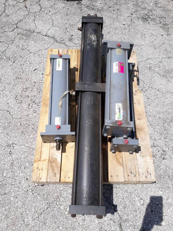 lot 1112 image: Various Pneumatic Actuators