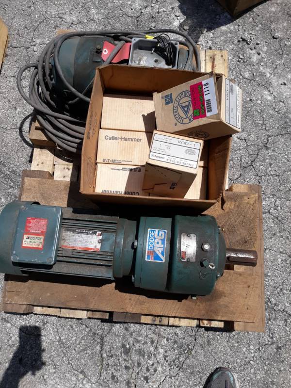 lot 1118 image: 2 Motors & Box of Aluminum Fixture units