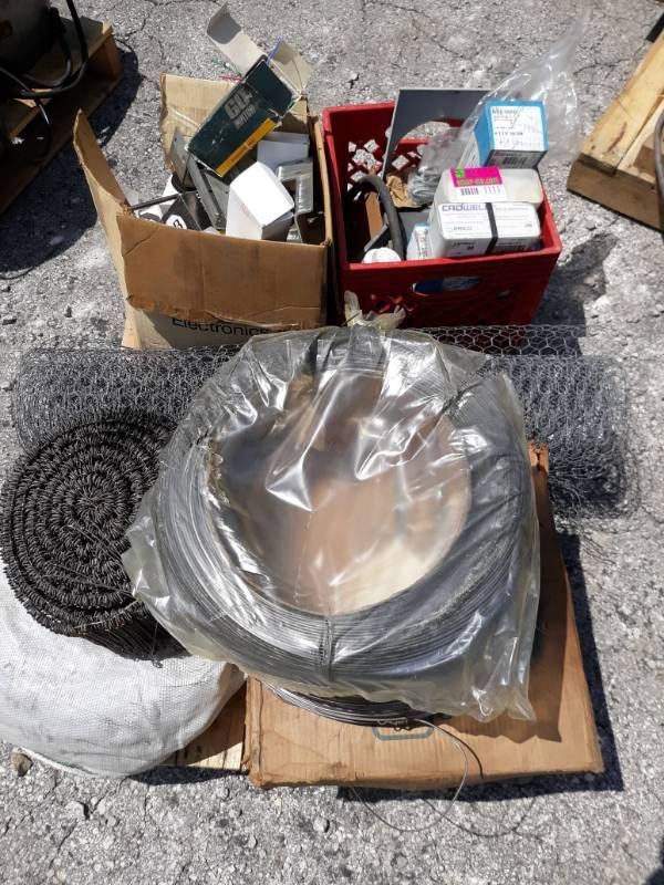 lot 1119 image: Assorted wires parts, chicken wire