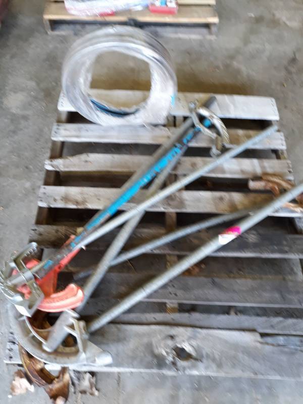 lot 1140 image: 6 Pipe Benders & 12 in hose