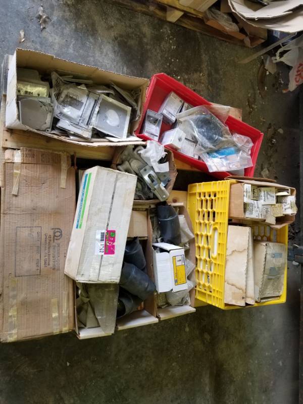 lot 1162 image: Pallet of Various Electrical Supplies