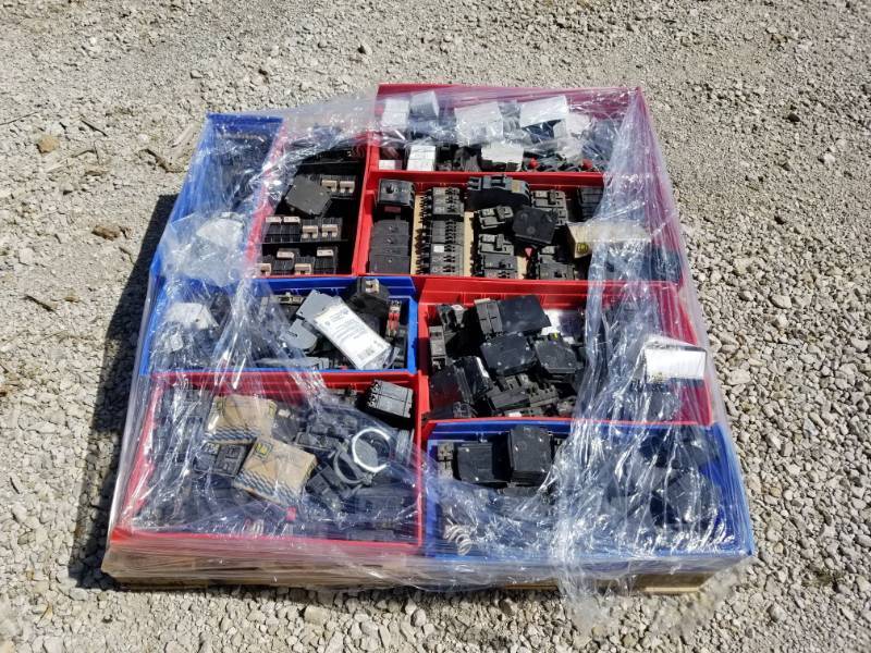 lot 1220 image: Pallet of Circuit Breakers