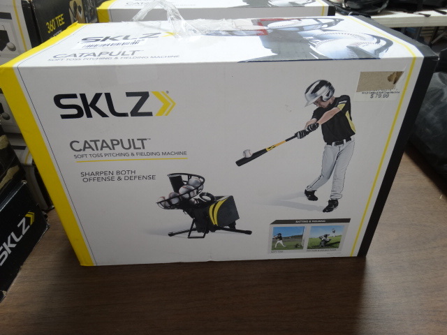 lot 165 image: SKLZ catapult soft toss pitching & fielding machine.