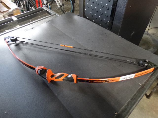 lot 326 image: Wild Hawk barnett bow.