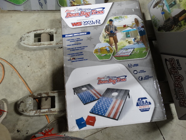 lot 423 image: Wild sports star & stripes bean bag toss.