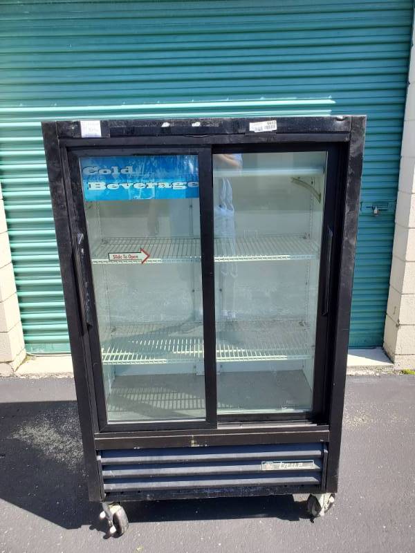 lot 6653 image: True GDM-33SSL-54-LD Sliding Glass Door Merchandiser