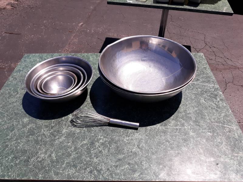 lot 6710 image: Lot of Mixing Bowls