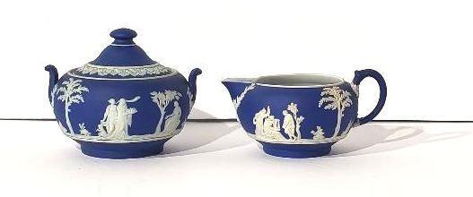 lot 1004 image: Wedgwood lidded sugar and creamer set.