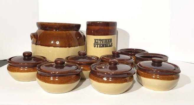 lot 1017 image: Pottery Crock Set