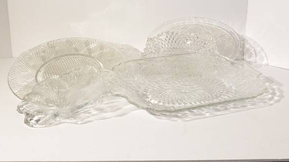 lot 1018 image: Decorative Glass Servingware