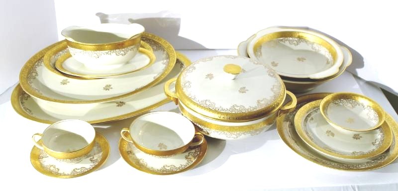 lot 1051 image: 93 piece Trettau German Bavarian Fine China Set Gold Filigree with Gold Encrusted Band