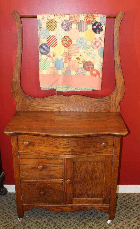 lot 1054 image: Antique Wash Stand with Large Harp Towel Bar
