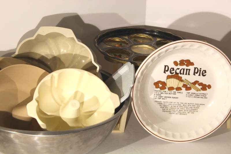 lot 1063 image: Large Mixing Bowl, Microwave Baking Pans, Pecan Pie Plate