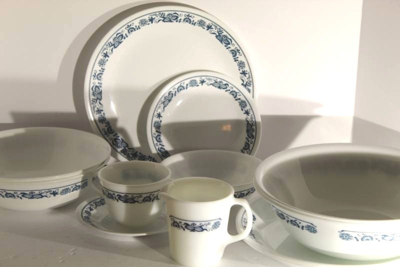 lot 1075 image: 87 piece Corelle By Corningware Dish Set Old Town Blue