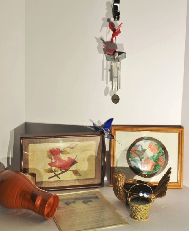 lot 1087 image: Bird Lovers Lot with Bird Bottle by Williamsburg Pottery