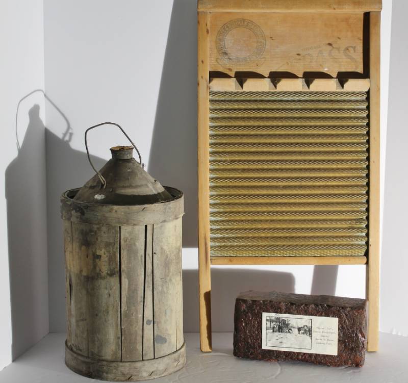 lot 1095 image: Antique Mohawk Brass Washboard Blish Mize Silliman Hardware Atchison Kansas plus more�