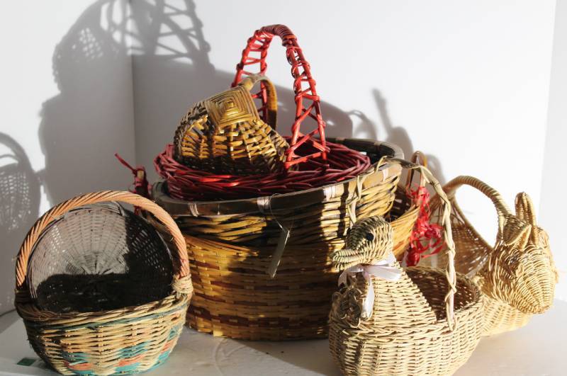 lot 1098 image: 7 Wicker baskets - bunny and duck baskets included