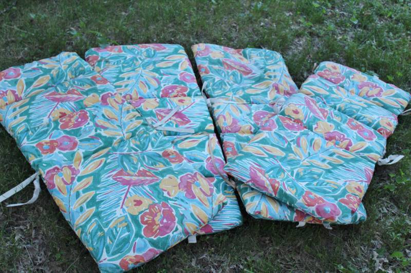 lot 1213 image: 4 outdoor lounger chair cushions