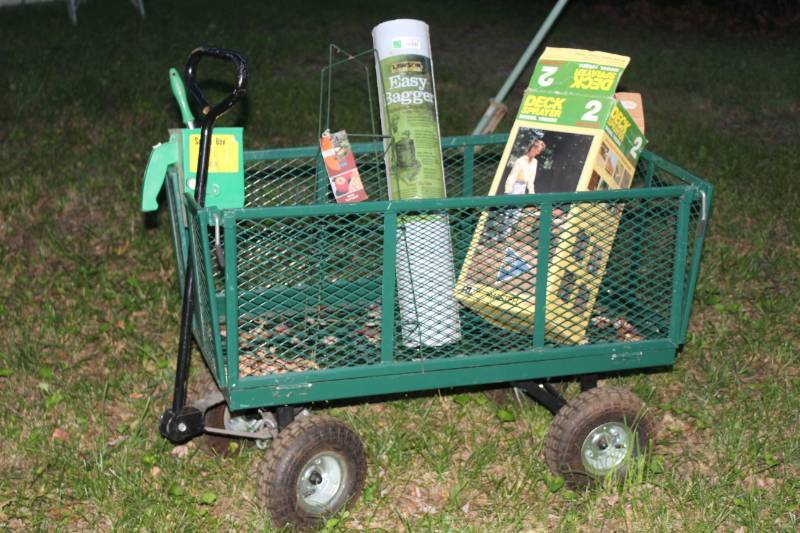 lot 1219 image: Garden cart, deck sprayer and misc yard items lot