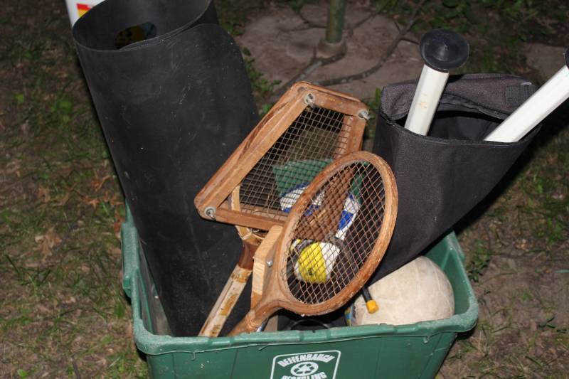 lot 1220 image: Outdoor sportsgames - tennis rackets, horseshoes and more