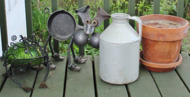lot 1196 image: 4 piece garden decor lot