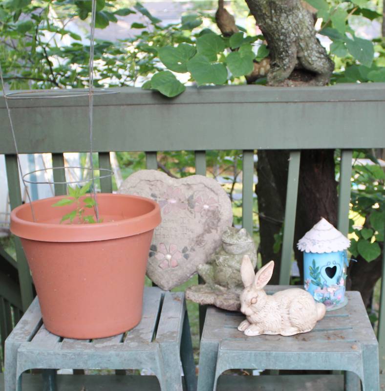 lot 1197 image: 7 piece garden dcor lot