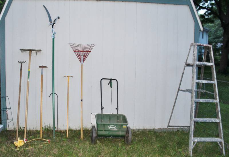 lot 1226 image: Garden tools and ladder