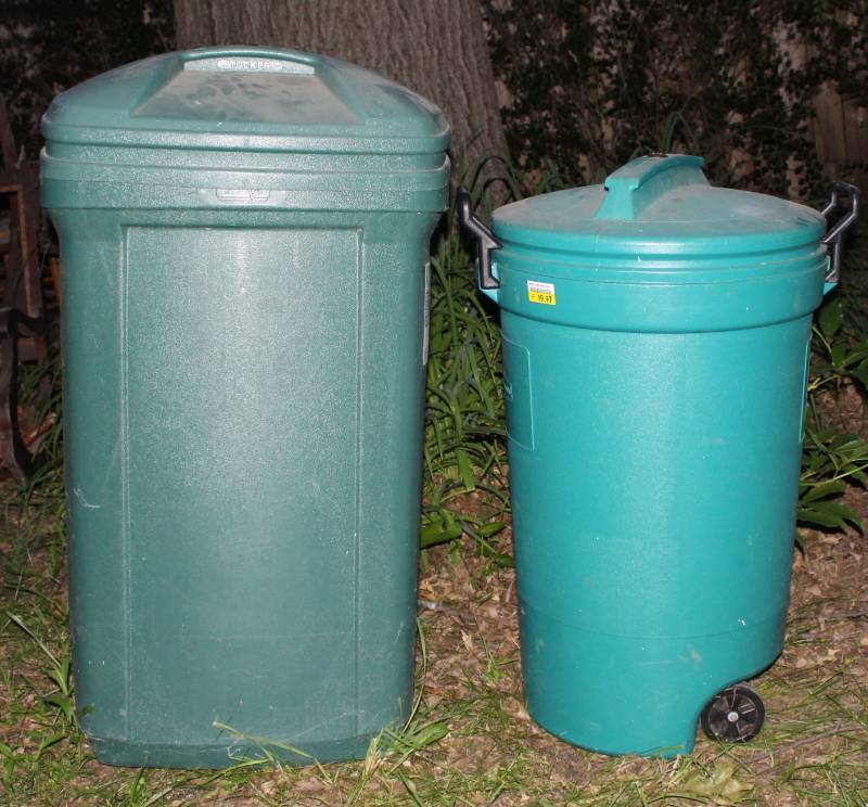 lot 1229 image: 2 Trash cans