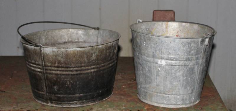 lot 1236 image: 2 Metal Pails