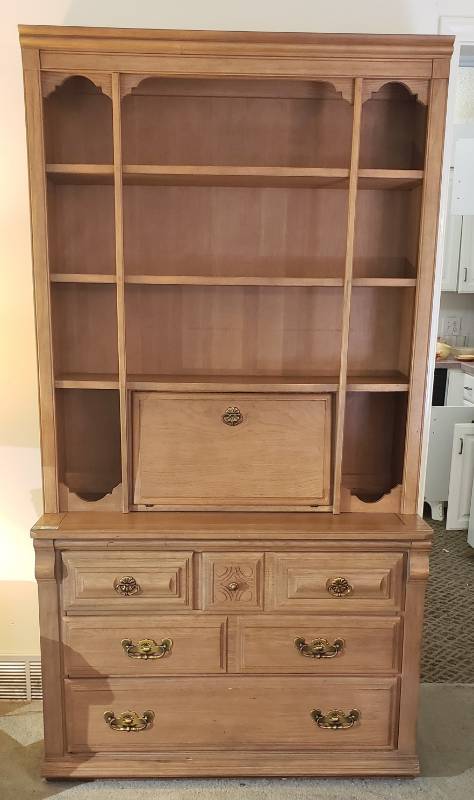 lot 1025 image: Secretary Hutch with matching end table and lamps.  Mid-Century