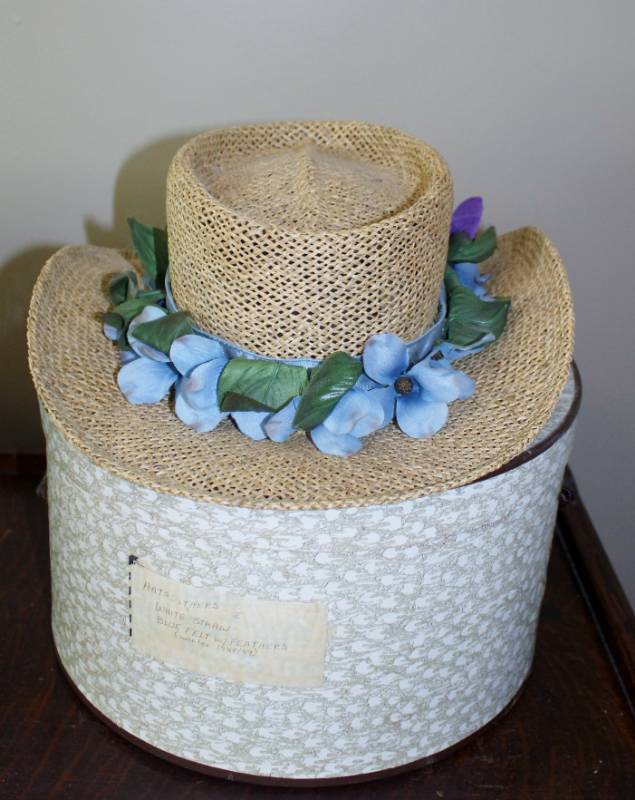 lot 1184 image: Hat box with 3 hats