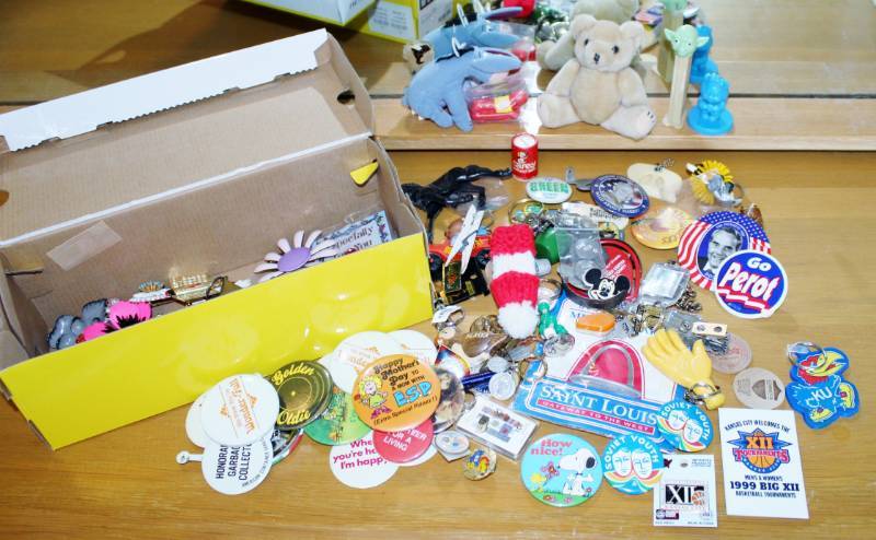 lot 1189 image: Large lot of miscellaneous pins, keychains, small vintage toys�.
