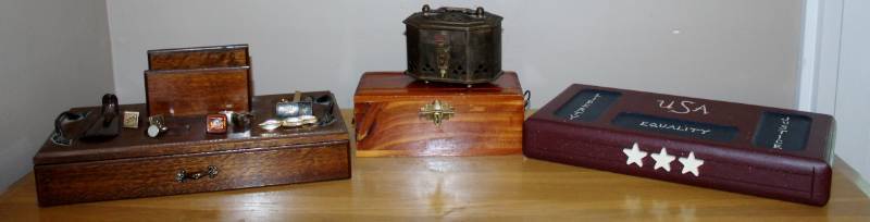 lot 1190 image: Mens valet chest, cuff links, tie clips, shoe horn, metal box and 2 wood chests